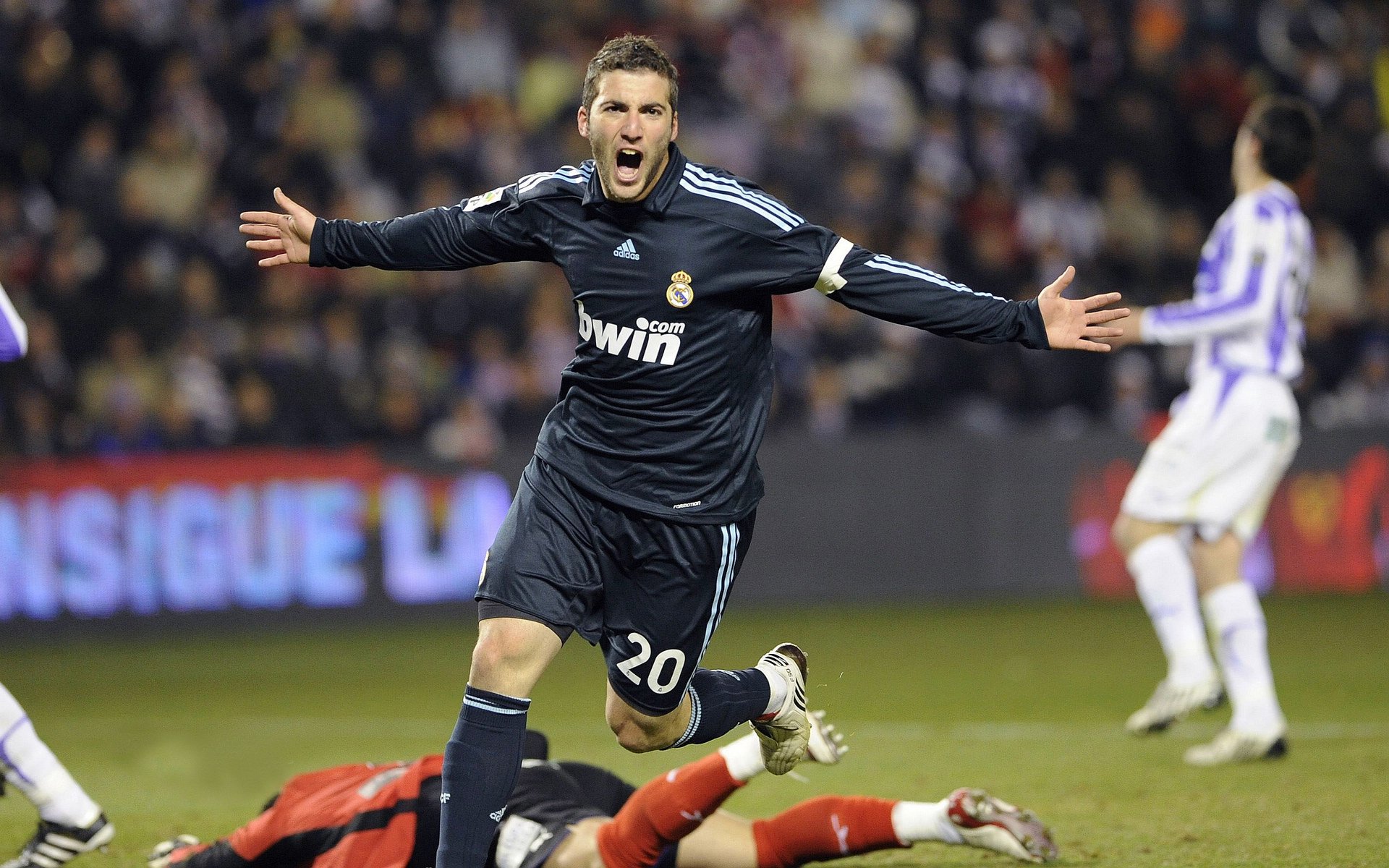 自行车大奖赛冲刺段再现惊险摔车事故，赛会检讨安全，自行车比赛现场